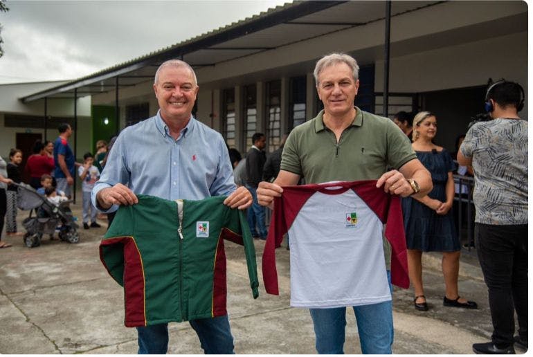 Helder Lazarotto entrega Escola Durval Secchi totalmente revitalizada e distribui uniformes de inverno