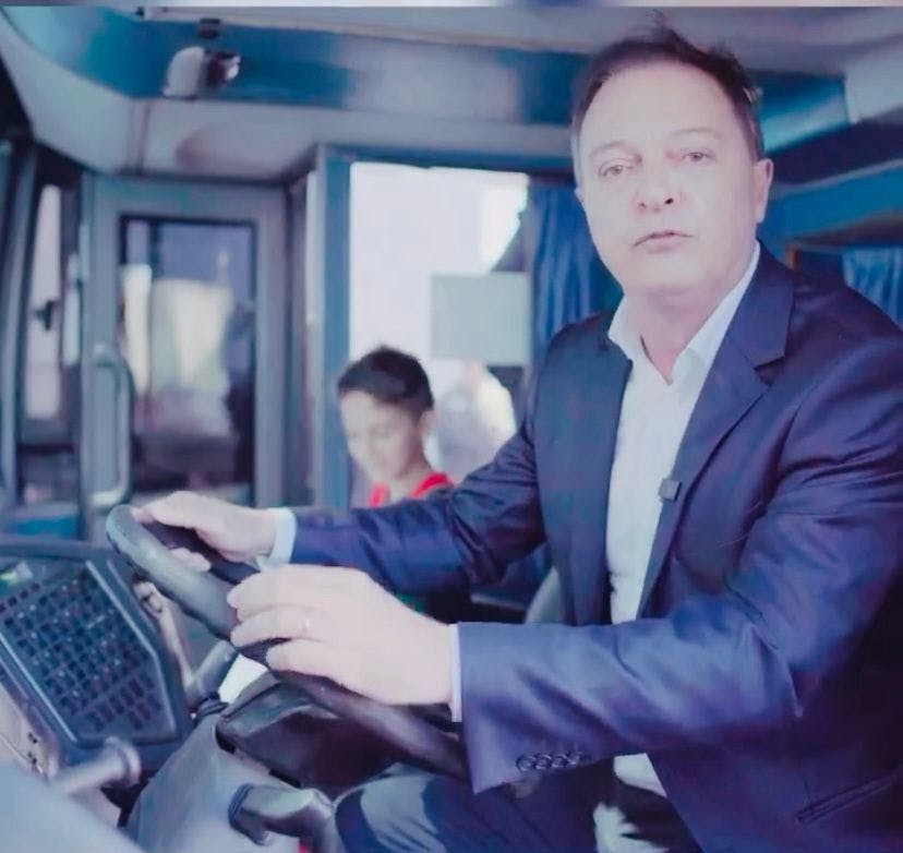 Prefeito Helder recebe do Governo do Paraná a doação de um ônibus leito