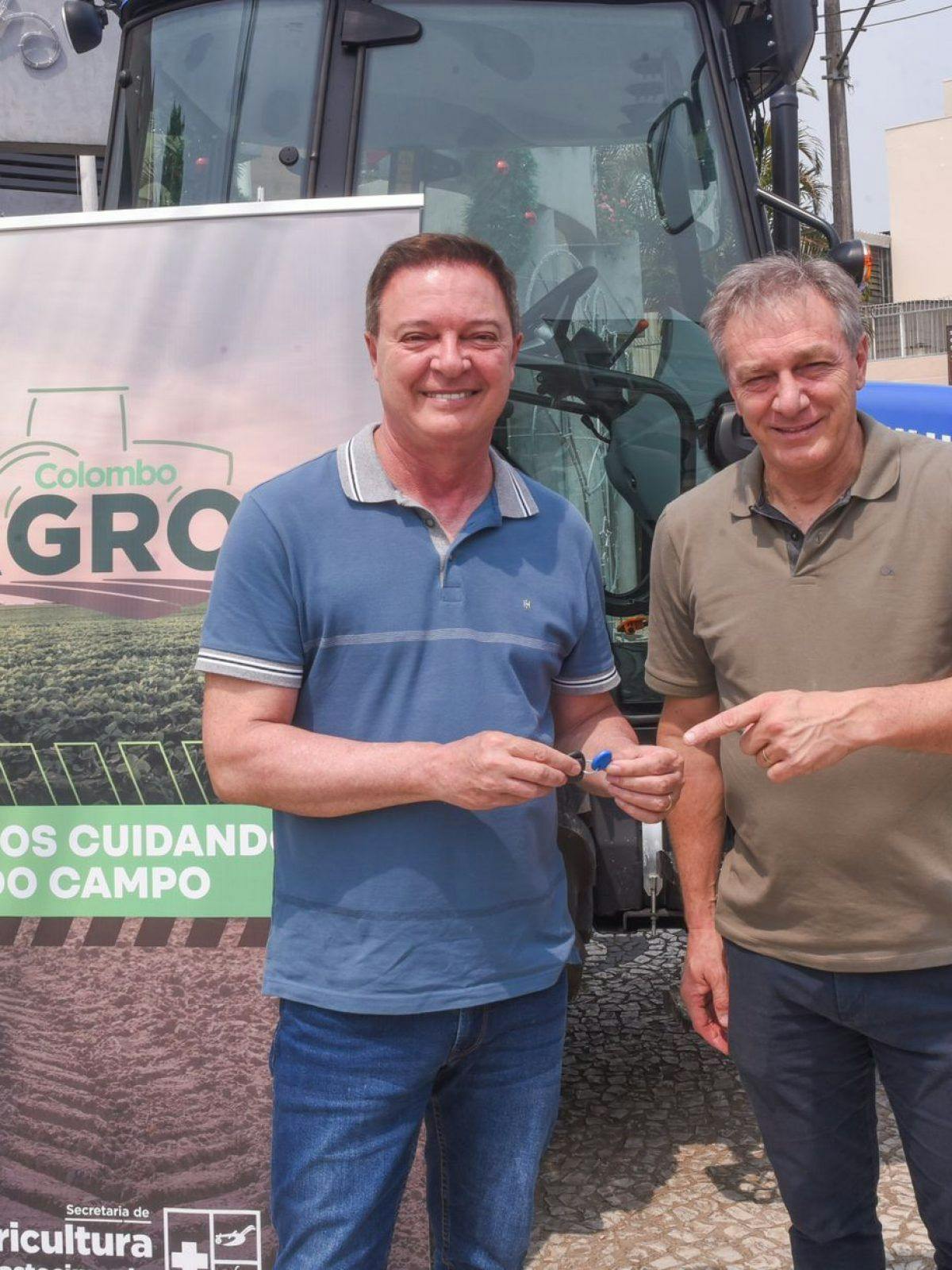 Prefeito Helder recebe trator agrícola para reforçar o Programa Mais Agro