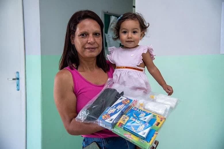 Cerca de 27 mil alunos voltam às aulas em Colombo com material completo para o ano letivo.