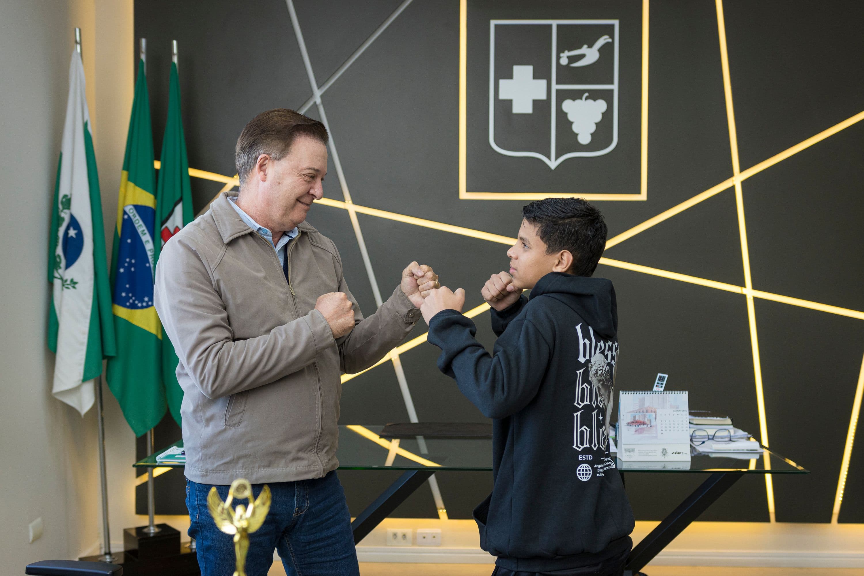 Prefeito Helder Lazarotto recebe atleta campeão brasileiro João Viana