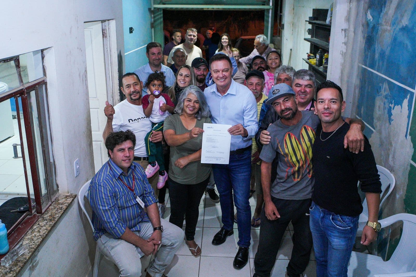 Prefeito Helder assina ordem de serviço para asfalto no bairro Paloma.