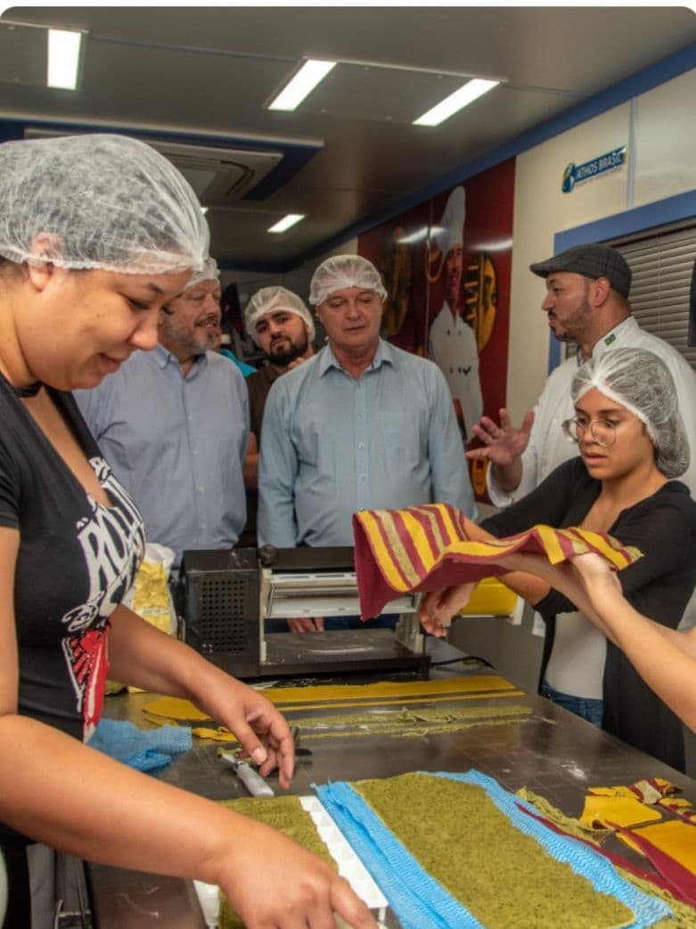 Prefeito visita turmas da Unidade Móvel do Conhecimento em Colombo