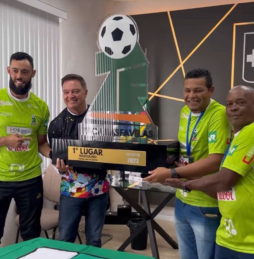 Helder Lazarotto recebe campeões Colombenses da Taça das Favelas Nacional 2023