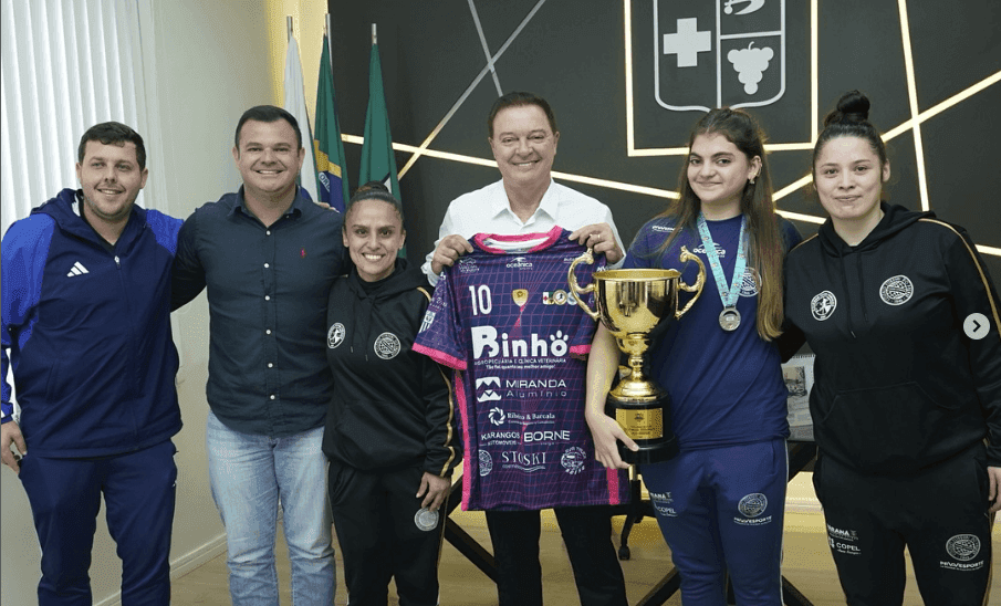 Equipe de futsal feminino Colombo/CEP que conquistou o vice-campeonato na Taça Brasil Sub-17