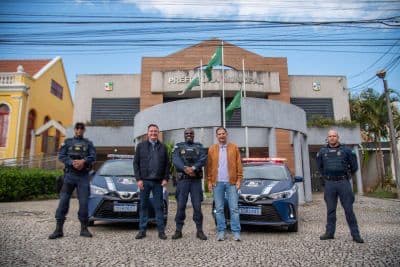 Prefeito entrega duas viaturas à Guarda Municipal de Colombo